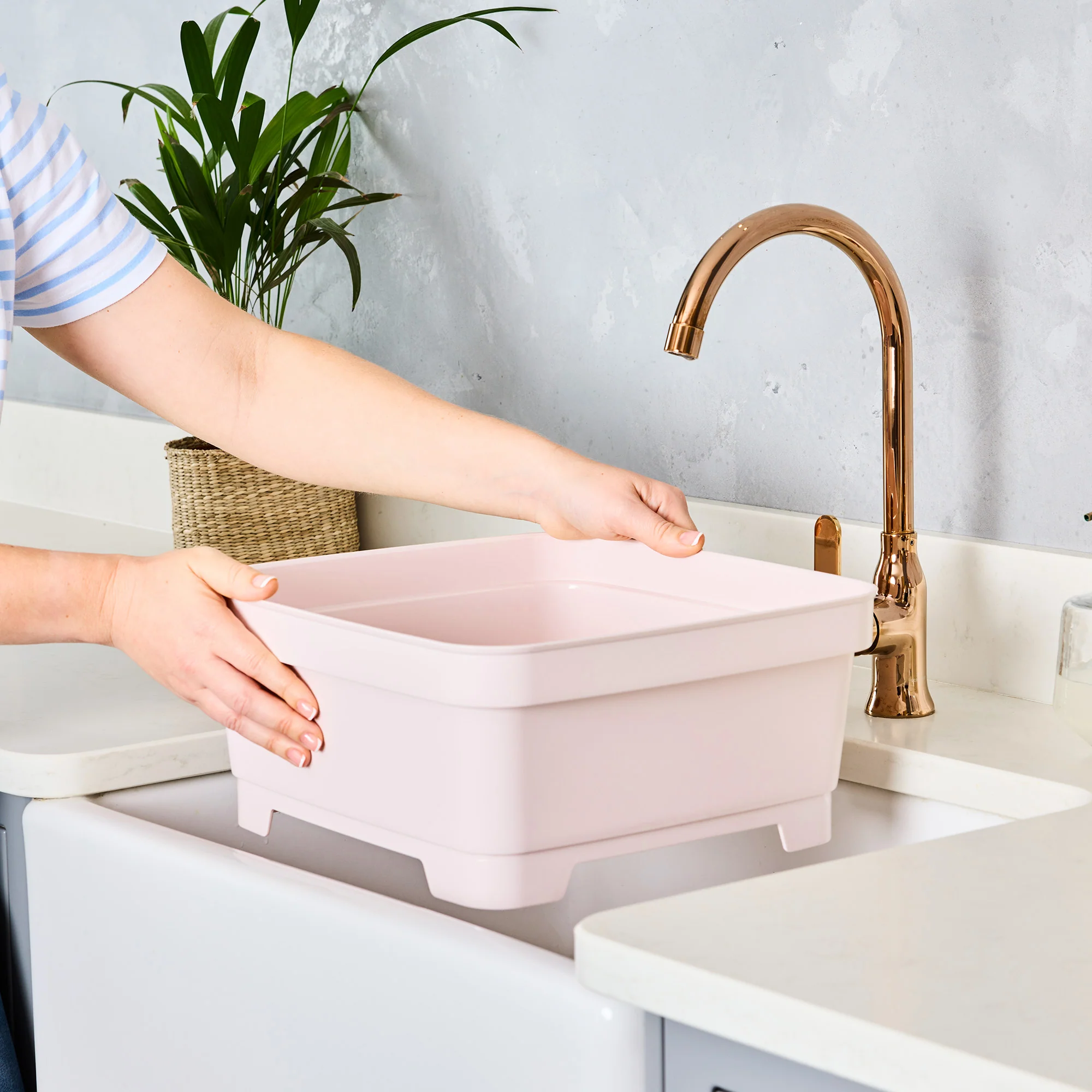 Minky Washing Up Bowl with Plug - Image 3